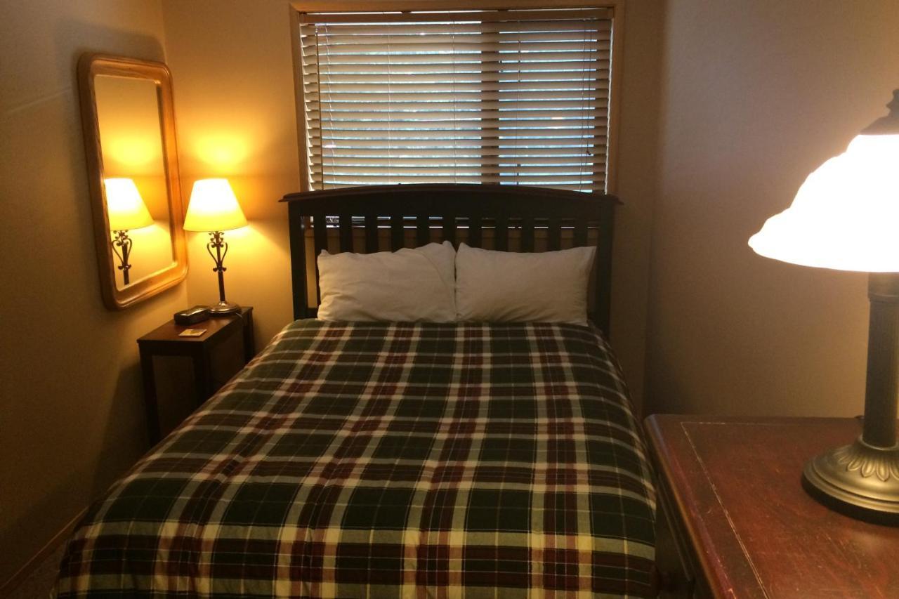 The Griz Inn By Park Vacation Management Fernie Exterior foto